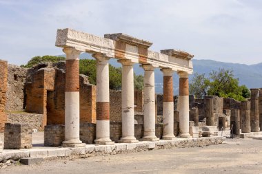 Antik şehir forumu M.S. 79 'da Napoli, Pompei, İtalya yakınlarındaki Vesuvius volkanının patlaması ile yok edildi.