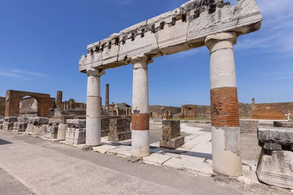 Antik şehir forumu M.S. 79 'da Napoli, Pompei, İtalya yakınlarındaki Vesuvius volkanının patlaması ile yok edildi.