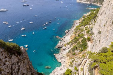 Marina Piccola yakınlarındaki Tyrhenian Denizi kıyısında Rocky kıyı şeridi, Via Krupp, Capri Adası, İtalya