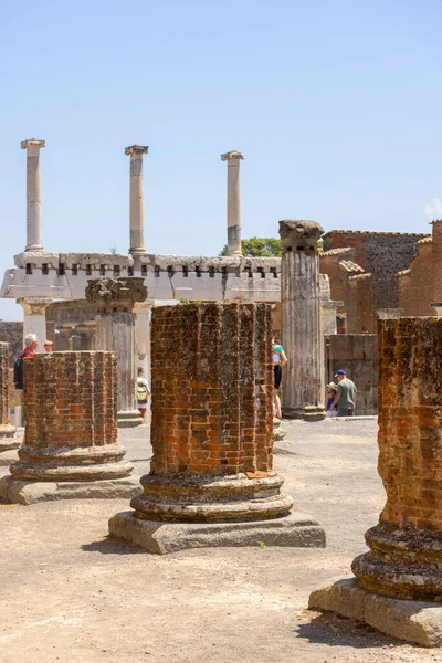 2021年6月26日 意大利那不勒斯庞培 与大教堂入口的庞培论坛 Forum Pompeii 公元79年那不勒斯附近的维苏威火山喷发摧毁了一座古城的废墟 — 图库照片