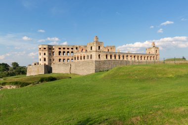 Ujazd, Polonya - 10 Temmuz 2020: 17. yüzyıl Krzyztopor kalesinin kalıntıları, İtalyan tarzı bir saray. Polonyalı bir asilzade ve Sandomierz 'li Voivode, Krzysztof Ossolinski tarafından inşa edilmiştir.