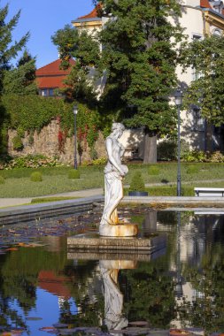 Walbrzych, Polonya - 1 Ekim 2021 Ksiaz Şatosu, ortaçağ esrarengiz 13. yüzyıl kalesi, ana kapının yanında kadın heykeli olan çeşme. Polonya 'nın en büyük üçüncü kalesidir.