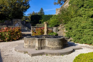 Walbrzych, Polonya - 1 Ekim 2021 Ksiaz Şatosu, ortaçağ esrarengiz 13. yüzyıl kalesi, güzel bitkiler ve çiçeklerle dolu bahçe. Polonya 'nın en büyük üçüncü kalesidir.