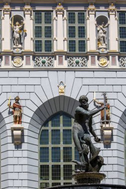 Gdansk; Polonya - 5 Haziran 2018: 17. yüzyıl Neptün 'ün Long Market Caddesi' ndeki Çeşme Heykeli