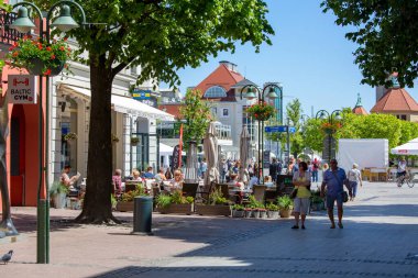 Sopot, Polonya - 6 Haziran 2018: Monte Cassino Caddesi, Kafe bahçeli ana cadde 