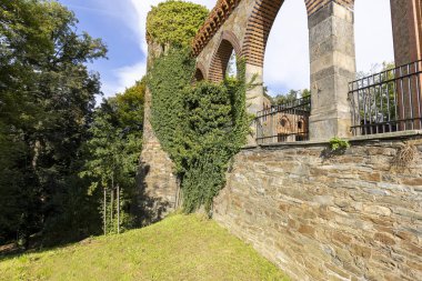 Kamieniec Zabkowicki, Polonya - 2 Ekim 2021: Kamieniec Zabkowicki Sarayı, Aşağı Silezya Voyvoda köyünde yer alan 19. yüzyıl anıtsal sarayı. Binayı çevreleyen duvarın bir parçası.