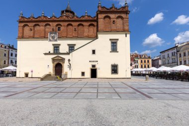 Tarnow, Polonya - 24 Temmuz 2021 Belediye Binası 'nın kırmızı tuğlalı binası. Piyasa 14. yüzyılda şehrin konumu sırasında kuruldu.