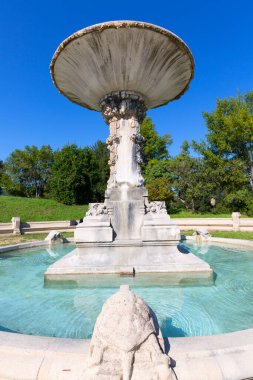 Roma, İtalya - 10 Ekim 2020: Villa Borghese bahçelerinde taş kaplumbağa figürleriyle dolu büyük çeşme