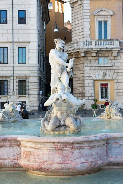 Roma, İtalya - 8 Ekim 2020: Fontana del Moro (Moor Fountain) Piazza Navona 'da bulunmaktadır. 16. yüzyılda yunuslar ve dört Triton ile tasarlanmış.