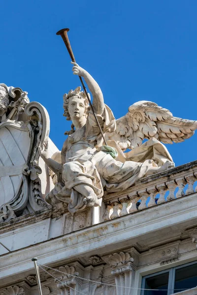 Roma Italia Octubre 2020 Una Escultura Parte Superior Del Edificio — Foto de Stock
