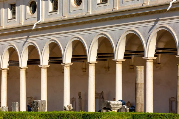ローマ イタリア 2020年10月10日 ミケランジェロの回廊の祭壇と墓の彫刻の断片国立ローマ博物館ディオクレティアヌスの浴場 — ストック写真