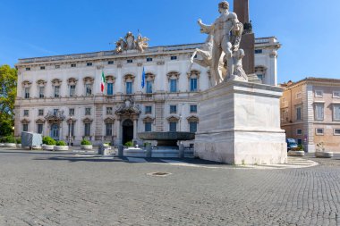 Roma, İtalya - 10 Ekim 2020: Piazza del Quirinale 'deki Dioscour Çeşmesi (Fontana dei Dioscuri) ve İtalya Anayasa Mahkemesi binası