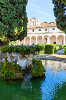 Roma, İtalya - 10 Ekim 2020: Michelangelo Manastırı 'ndaki 16. yüzyıl bahçesindeki çeşme, 3. yüzyıl Diocletian Hamamları, Ulusal Roma Müzesi 