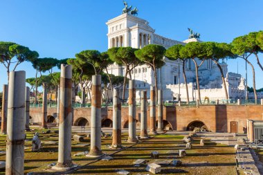 Roma, İtalya - 8 Ekim 2020: Venedik Meydanı 'ndaki Victor Emmanuel II Anıtı (Vittorio Emanuele II). Propylaea 'nın tepesindeki Birlik Quadriga' sı. Trajan Forumundan Görünüm