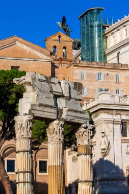 Roma Forumu 'nun bir parçası olan Sezar Forumu (Foro di Cesare), İtalya' nın Venüs Genetrix Tapınağı 'nın kalıntılarını görmektedir. Forum, antik Roma 'nın ana siyasi, dini ve sosyal merkezi olan kentin en eski meydanıdır.