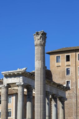 Forum Romanum, birkaç önemli antik binanın kalıntıları, Fotoğraflar Sütunu ve Satürn Tapınağı 'ndan arta kalanlar mavi gökyüzü, Roma, İtalya