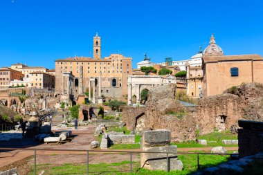 Roma, İtalya - 8 Ekim 2020: Forum Romanum, birçok önemli antik binanın kalıntıları. Antik Roma 'nın ana siyasi, dini ve sosyal merkezi olan şehir merkezidir.