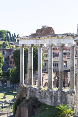 Forum Romanum, birkaç önemli antik binanın kalıntıları, Satürn Tapınağı kalıntıları, Roma, İtalya. Forum, antik Roma 'nın ana siyasi, dini ve sosyal merkezi olan kentin en eski meydanıdır.