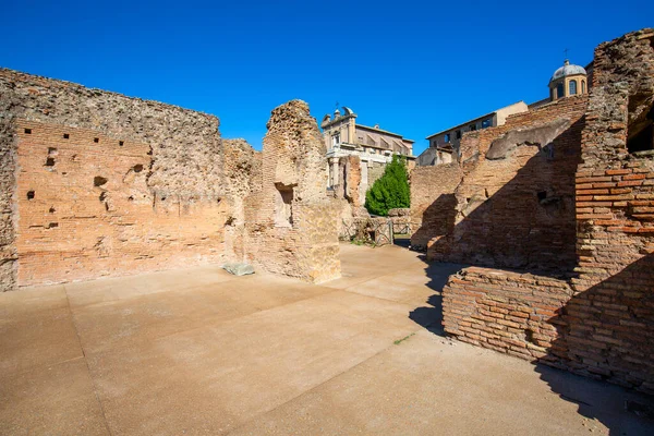 フォーラムルーマニウム いくつかの重要な古代の建物の遺跡のビュー ローマ イタリア 背景にアントニヌスとファウスティナの神殿 後にローマ カトリック教会となり ミランダのキエーサ ロレンツォ教会となった — ストック写真