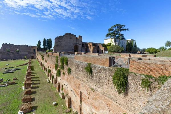 パラチンヒル いくつかの重要な古代の建物 ドミニカ共和国のヒッポドロームの遺跡のビュー パラチンヒルは ローマの7つの丘の中心部であり 市内で最も古代の一部の一つです ローマ イタリア — ストック写真