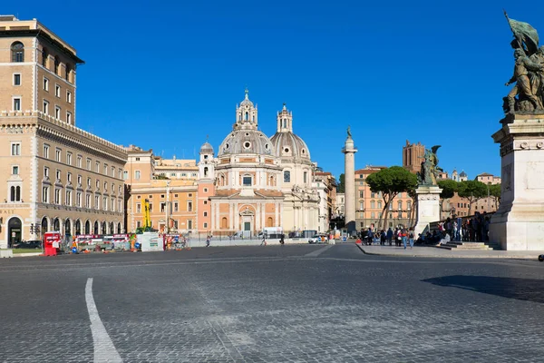 意大利罗马 2020年10月8日 威尼斯广场与圣玛丽亚 洛雷托教堂和圣母玛利亚教堂的景观 特拉扬专栏 — 图库照片