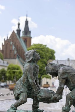 Olkusz, Polonya - 9 Haziran 2021: Krakow yakınlarındaki küçük bir kasabada pazar meydanı, madencilerin bronz figürleri