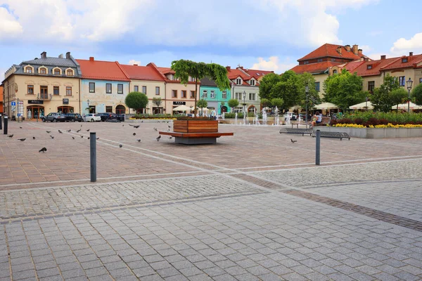 ポーランドオルクス2021年6月9日 クラクフ近郊の小さな町の市場広場 カラフルな家 — ストック写真