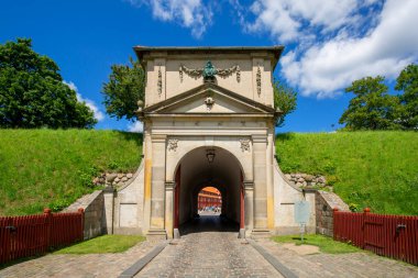 Kopenhag, Danimarka - 22 Haziran 2019: Old Citadel, Kastellet, güneşli bir günde King Gate manzaralı. Kuzey Avrupa 'nın en iyi korunmuş kalelerinden biridir.
