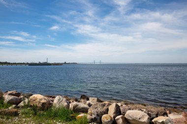 İsveç 'in Malmö şehrinde, ufukta Öresund Köprüsü ile Ribersborg sahilinden Baltık Denizi manzarası görülüyor. Danimarka ve İsveç arasındaki Oresund Boğazı üzerinde birleşik bir demiryolu ve otoyol köprüsü.