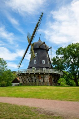 Malmö, İsveç - 24 Haziran 2019: 19. yüzyıl Castle Mill, Malmö Kalesi 'nin bahçesindeki tarihi fabrika. Eski Stenbock kalesinin üzerine inşa edildi.
