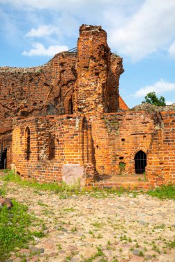 Torun, Polonya - 26 Haziran 2020: Gotik Töton 13. yüzyıl Torun Kalesi kalıntıları. Kale, Polonya 'daki Dünya Miraslarından biri olan Ortaçağ Torun Kasabası' nın bir parçasıdır..
