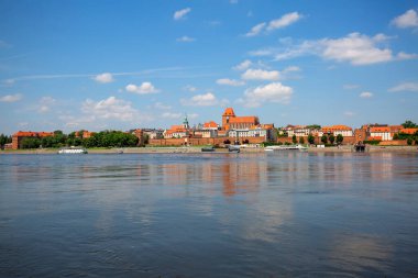 Torun, Polonya - 26 Haziran 2020: Güneşli bir günde Vistula Nehri 'nden Eski Şehir platformunun görüntüsü