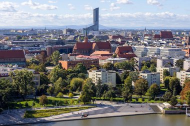Wroclaw, Polonya - 30 Eylül 2021: Gökyüzü Kulesi 'nin havadan görünüşü, modern gökdelen, Polonya' nın en yüksek binalarından biri. Wroclaw Katedrali, Ostrow Tumski kulesinden görüntü