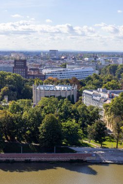 Wroclaw, Polonya - 30 Eylül 2021: Raclawice Muharebesi Panorama 'nın havadan görünüşü ve yuvarlak binası. Ostrow Tumski 'deki Wroclaw Katedrali' nden görüntüle