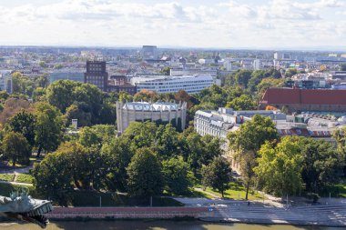 Wroclaw, Polonya - 30 Eylül 2021: Raclawice Muharebesi Panorama 'nın havadan görünüşü ve yuvarlak binası. Ostrow Tumski 'deki Wroclaw Katedrali' nden görüntüle