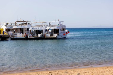 Dahab, Mısır, Kızıldeniz - 10 Eylül 2021: limana demirlemiş dalış botlarının görüntüsü. Dahad eski bir Bedevi köyü, şimdi Mısır 'ın en değerli dalış alanlarından biri.
