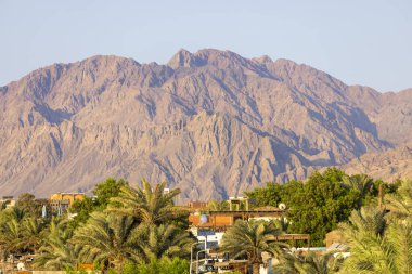 Dahab, Mısır, Kızıldeniz - 8 Eylül 2021: Sina Yarımadası 'nın resimli dağlarıyla çevrili Kızıl Deniz' deki egzotik küçük bir kasabanın havadan görünüşü. Dahad eski bir Bedevi köyü, şimdi Mısır 'ın en değerli dalış alanlarından biri.