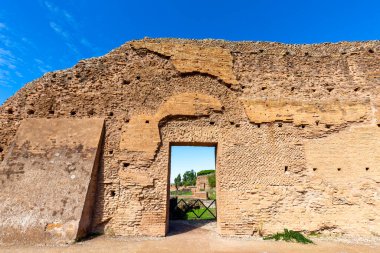 Palatine Hill, birkaç önemli antik binanın kalıntılarının manzarası. Palatine Tepesi, Roma 'nın yedi tepesinin en merkezidir ve Roma, İtalya' nın en eski bölgelerinden biridir.