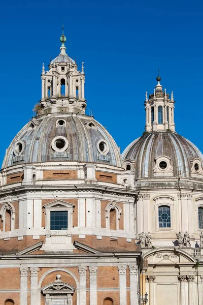 在意大利罗马蓝天背景下的特拉扬论坛上 圣母玛丽亚 洛雷托教堂和圣母玛利亚教堂的圆顶景观 — 图库照片