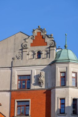 Lublin, Polonya - 23 Mayıs 2022: Old Parish Meydanı 'ndaki bir apartman evinin dekoratif cephesi