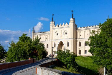 Lublin, Polonya - 23 Mayıs 2022: Lublin Kalesi, binanın neo-gotik bölümünün ana giriş kapısı. Polonya 'nın en eski korunmuş kraliyet konutlarından biridir.