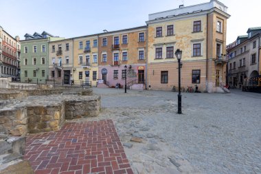 Lublin, Polonya - 23 Mayıs 2022 Eski Kilise Meydanı 'ndaki Ortaçağ Aziz Mikail Kilisesi' nin kalıntıları. Arka planda Lublin Kalesi