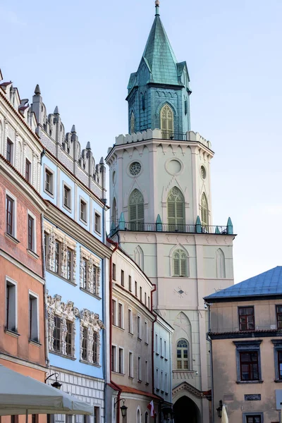 ポーランドのリュブリン 5月23 2022 三位一体の塔 メイン広場からの眺め 塔は旧市街と大聖堂広場に面した同じデザインの2つのファサードを持っています — ストック写真