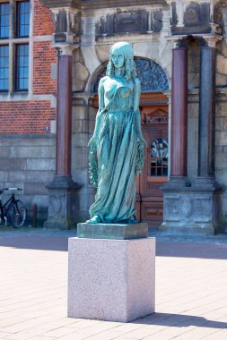 Helsingor, Danimarka - 23 Temmuz 2019: Öresund Boğazı üzerindeki Helsingor istasyonunun rönesans binası önünde kadın heykelleri