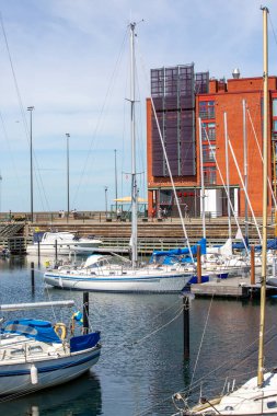 Malmö, İsveç - 24 Haziran 2019: Baltık Denizi 'ndeki Ribersborg plajı yakınlarındaki yatlar için deniz manzarası, Wake Park Modern Spor ve Dinlenme Merkezi