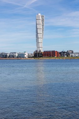 Malmö, İsveç - 24 Haziran 2019: Modern gökdelen Gövde, İskandinavya 'nın en yüksek binası, Ribersborg sahilinden Baltık Denizi manzarası