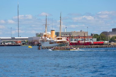 Kopenhag, Danimarka - 22 Haziran 2019 Danimarka Kraliyet Yatı Dannebrog limana demirlemiştir.