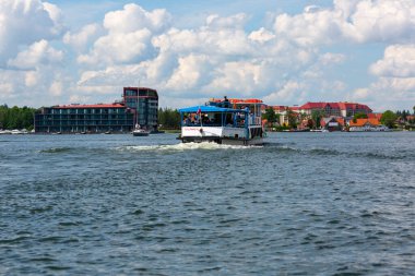 Mikolajki, Masuria, Polonya - 24 Haziran 2020: Mikolajskie Gölü, turizm gemisi. Mikolajki Polonya 'nın yelkencilik başkenti olarak adlandırılır.