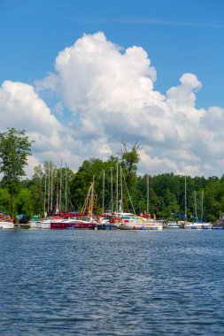 Masuria, Polonya - 24 Haziran 2020 Masurian Gölleri 'nde tipik bir yat marinası, kıyıya demirlemiş yatlar, Masurian Gölü Bölgesi