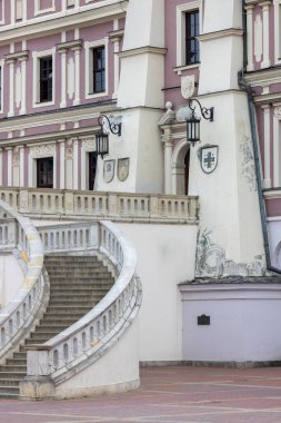 Zamosc, Polonya - 25 Mayıs 2022: 16. yüzyıl belediye binası ile Ana Meydan manzarası. Old Town 'daki görgülü-barok ana binasıdır.